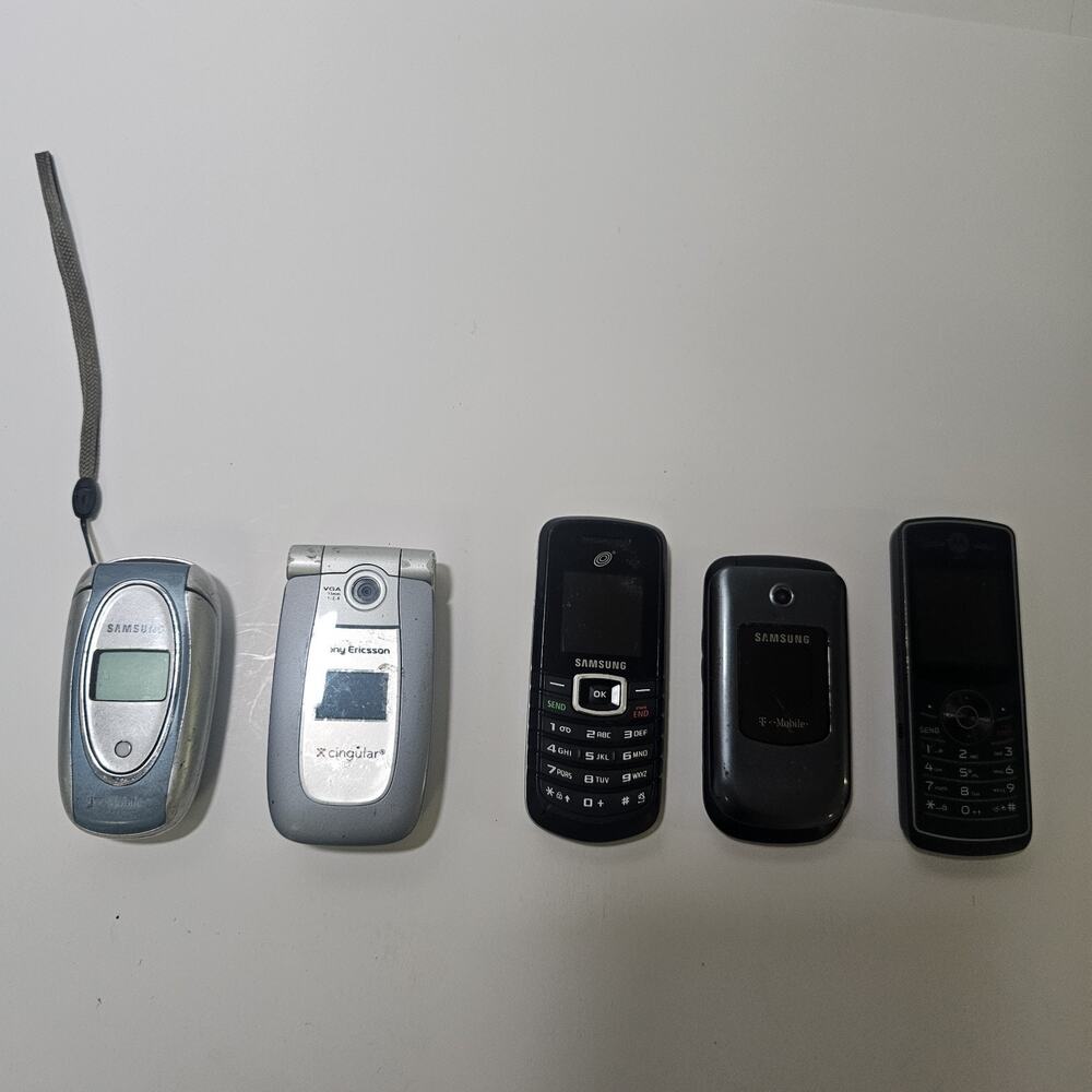 Lot 5 Vintage Cell Phones. Some Flip phones. Black Silver